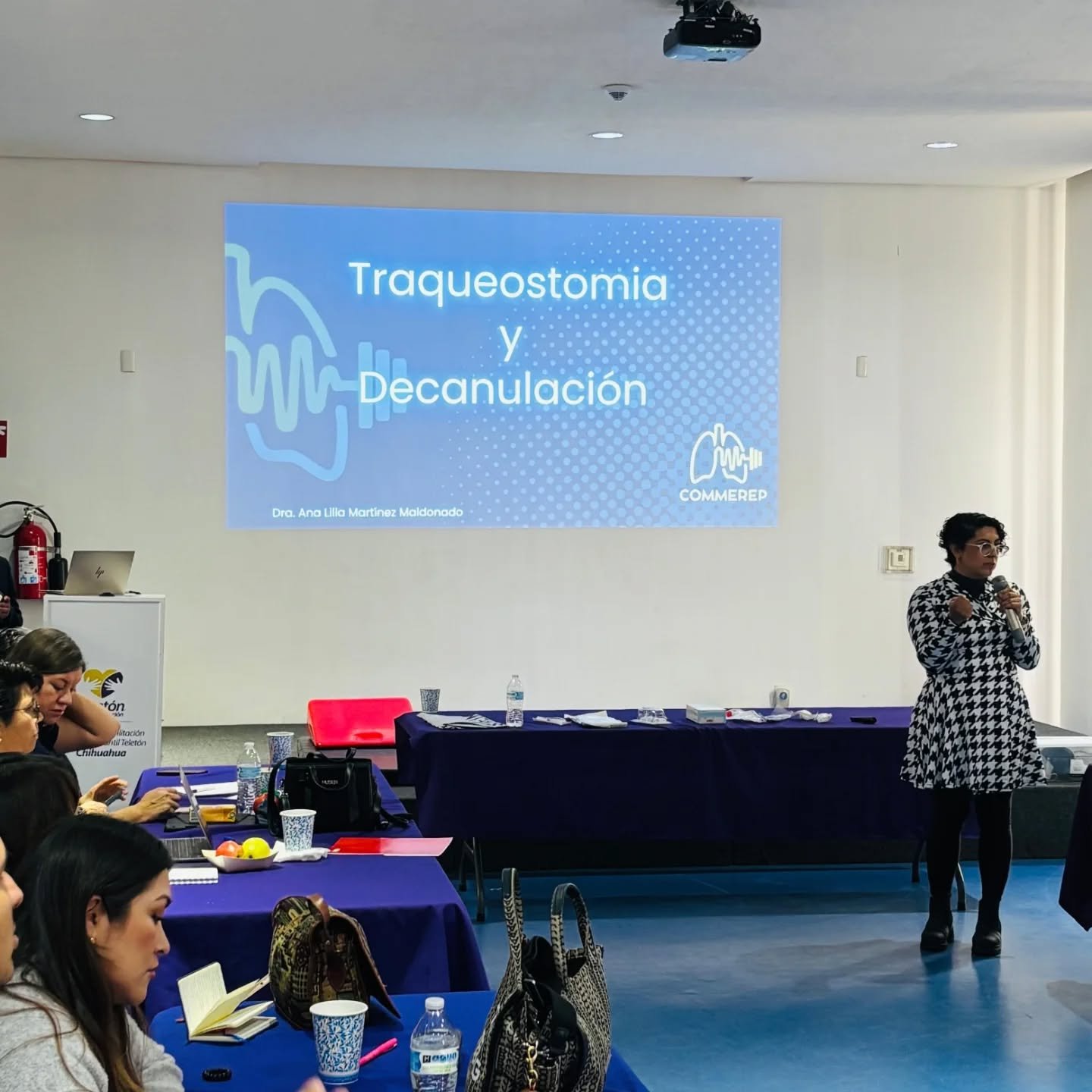 Dra. Lily Martínez impartiendo conferencia sobre Traqueostomía y Decanulación